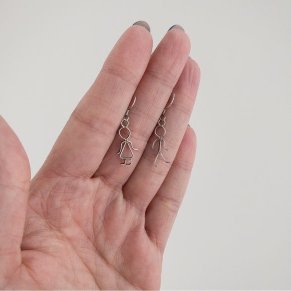 Vintage Figural Boy and Girl Dangle Drop Earrings Silver Tone Wire Work Jewelry - Picture 3 of 5